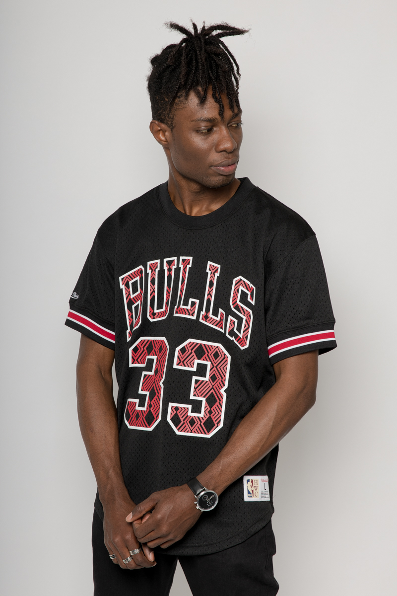 Mitchell & Ness Chicago Bulls - Scottie Pippen Name & Number T-Shirt