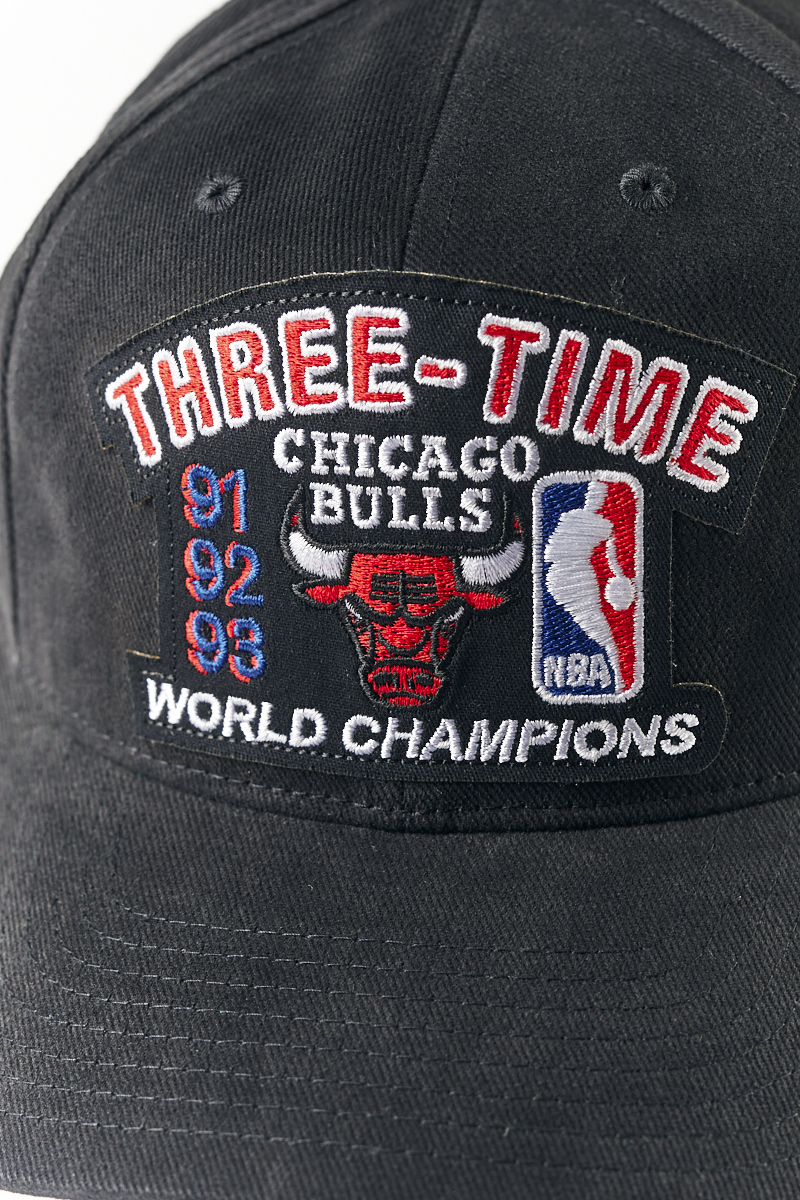 Mitchell & Ness Chicago Bulls 3-Time Champs Pro Crown Snapback Black