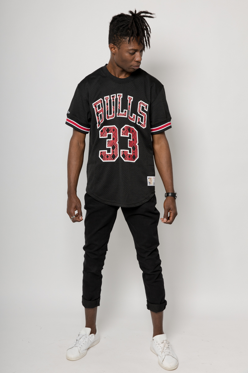 SCOTTIE PIPPEN CHICAGO BULLS MITCHELL AND NESS NAME & NUMBER MESH CREW ...