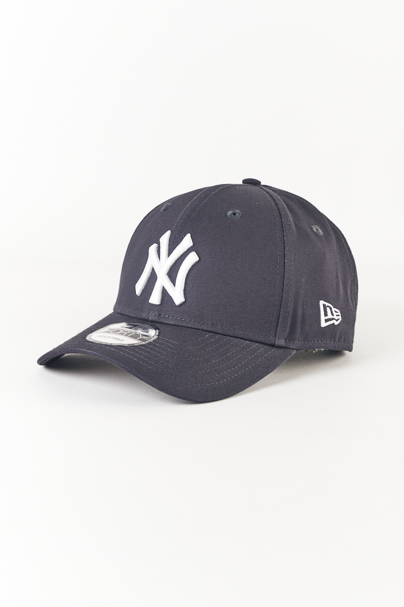 New York Yankees 9FORTY Strapback Cap in Navy