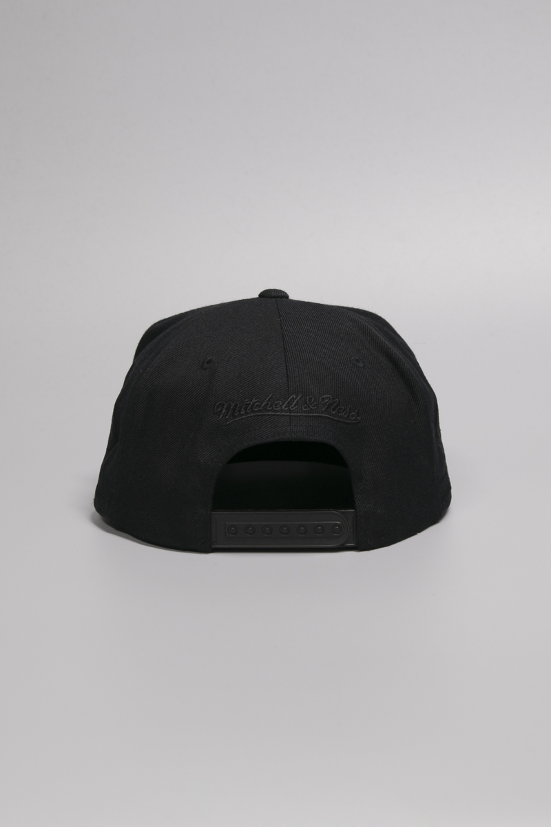 CHICAGO BULLS TONAL SHORT HOOK SNAPBACK BLK Stateside Sports