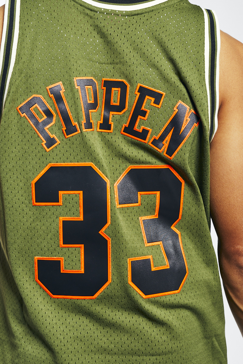 Scottie Pippen #33 Chicago Bulls White Hardwood Classics Jersey - Jersey  NBA / 2XL / Custom in 2023