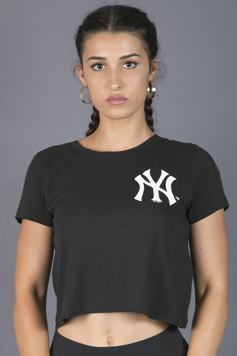 New York Yankees The Wild Collective Women's Cropped T-Shirt - Black