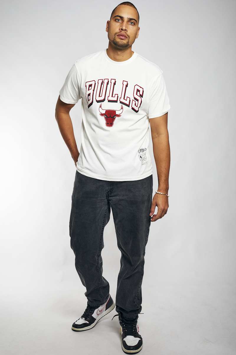 Chicago Bulls Vintage Keyline Logo Tee in Vintage White