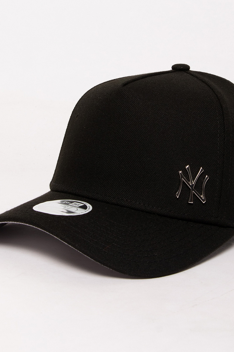 New Era Womens New York Yankees Metallic Logo 9FORTY Baseball Cap