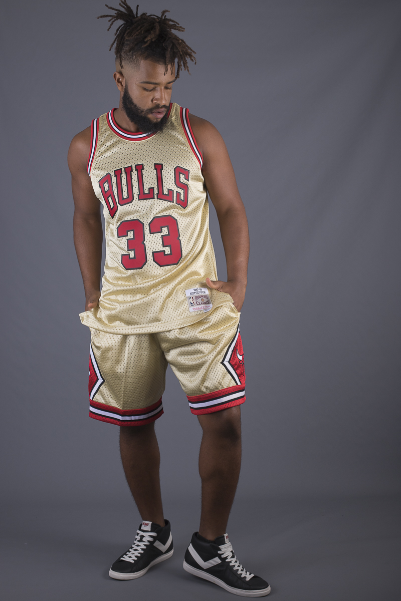 Mitchell & Ness Men Chicago Bulls Gold Collection Swingman Shorts